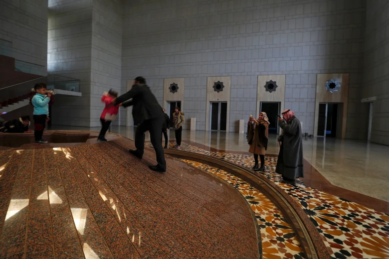 Khung cảnh tan hoang bên trong dinh Tổng thống Syria- Ảnh 3. Khung cảnh tan hoang bên trong dinh Tổng thống Syria- Ảnh 3.