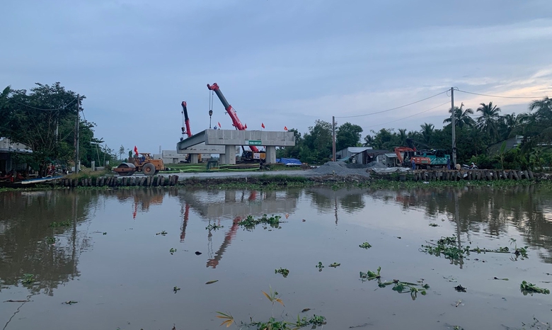 Lắp dầm cầu đầu ti&ecirc;n tr&ecirc;n cao tốc hơn 9.600 tỷ qua Hậu Giang- Ảnh 1.