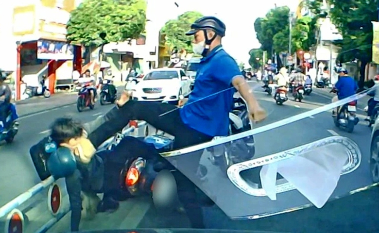 Trị thói ngổ ngáo trên đường- Ảnh 1. Trị thói ngổ ngáo trên đường- Ảnh 1.