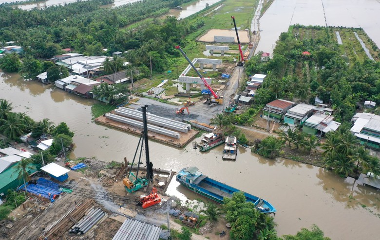 Lắp dầm cầu đầu ti&ecirc;n tr&ecirc;n cao tốc hơn 9.600 tỷ qua Hậu Giang- Ảnh 2.