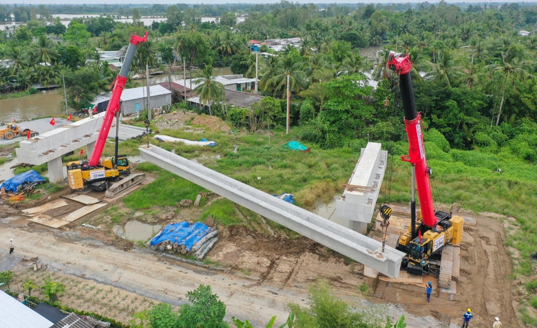 Lắp dầm cầu đầu ti&ecirc;n tr&ecirc;n cao tốc hơn 9.600 tỷ qua Hậu Giang- Ảnh 3.