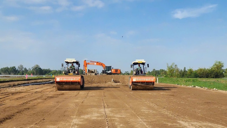 "Thông" nguồn cát thi công cao tốc Cần Thơ - Cà Mau trước 15/12- Ảnh 1. "Thông" nguồn cát thi công cao tốc Cần Thơ - Cà Mau trước 15/12- Ảnh 1.