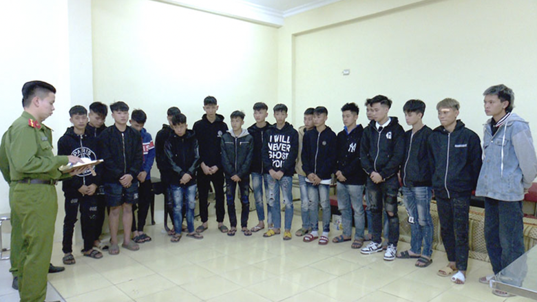 20 thanh, thiếu niên đi xe máy cầm hung khí tìm người "gây sự"- Ảnh 1. 20 thanh, thiếu niên đi xe máy cầm hung khí tìm người "gây sự"- Ảnh 1.