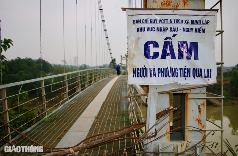Th&aacute;i Nguy&ecirc;n: Bất chấp cầu treo đứt c&aacute;p, người d&acirc;n vẫn qua lại- Ảnh 2.