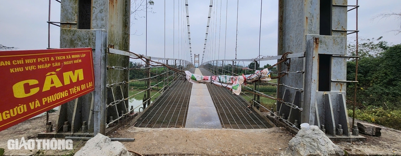 Th&aacute;i Nguy&ecirc;n: Bất chấp cầu treo đứt c&aacute;p, người d&acirc;n vẫn qua lại- Ảnh 3.