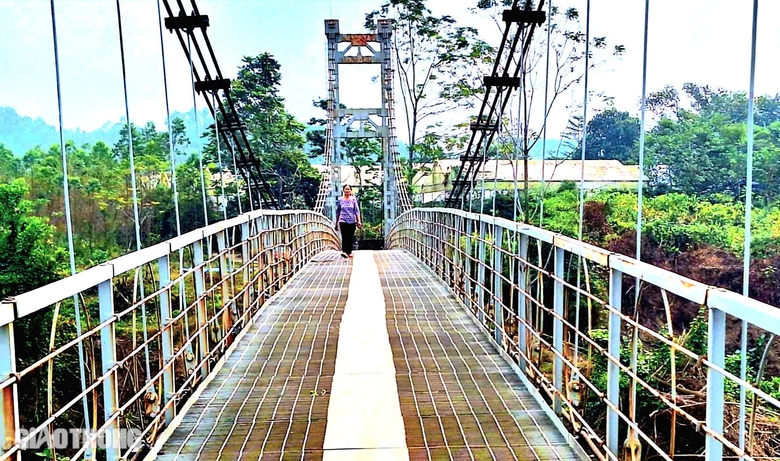 Th&aacute;i Nguy&ecirc;n: Bất chấp cầu treo đứt c&aacute;p, người d&acirc;n vẫn qua lại- Ảnh 5.
