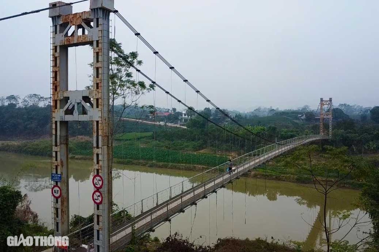 Th&aacute;i Nguy&ecirc;n: Bất chấp cầu treo đứt c&aacute;p, người d&acirc;n vẫn qua lại- Ảnh 4.