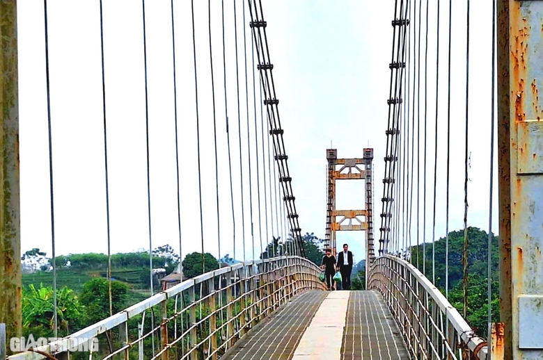 Th&aacute;i Nguy&ecirc;n: Bất chấp cầu treo đứt c&aacute;p, người d&acirc;n vẫn qua lại- Ảnh 1.