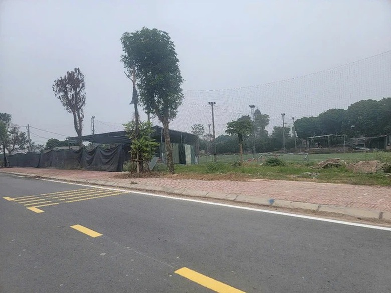 Nữ nhân viên quản lý đê tố bị hành hung khi chụp ảnh sân bóng bên sông- Ảnh 1. Nữ nhân viên quản lý đê tố bị hành hung khi chụp ảnh sân bóng bên sông- Ảnh 1.