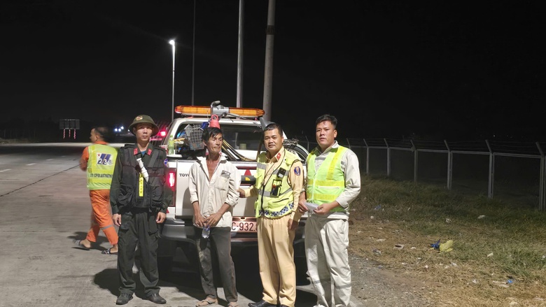 Người đ&agrave;n &ocirc;ng liều lĩnh chạy xe đạp tr&ecirc;n cao tốc Vĩnh Hảo - Phan Thiết trong đ&ecirc;m tối- Ảnh 1.