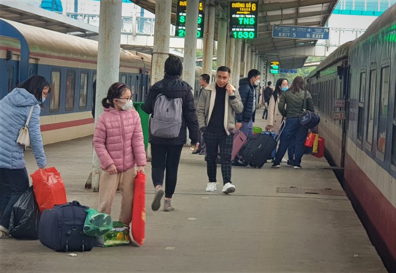 Kh&aacute;ch đi t&agrave;u tăng mạnh, hai doanh nghiệp vận tải đường sắt b&aacute;o l&atilde;i - Ảnh 1.