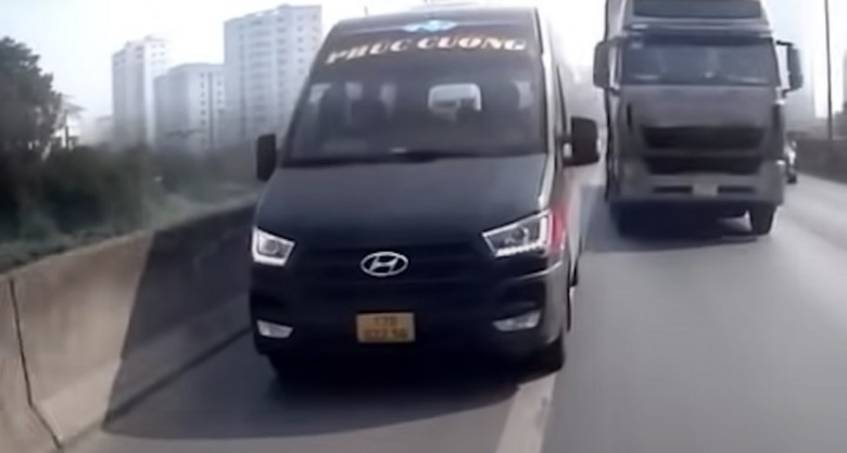 Phạt 5 triệu đồng t&agrave;i xế xe kh&aacute;ch đi v&agrave;o l&agrave;n khẩn cấp đường V&agrave;nh đai 3- Ảnh 1.