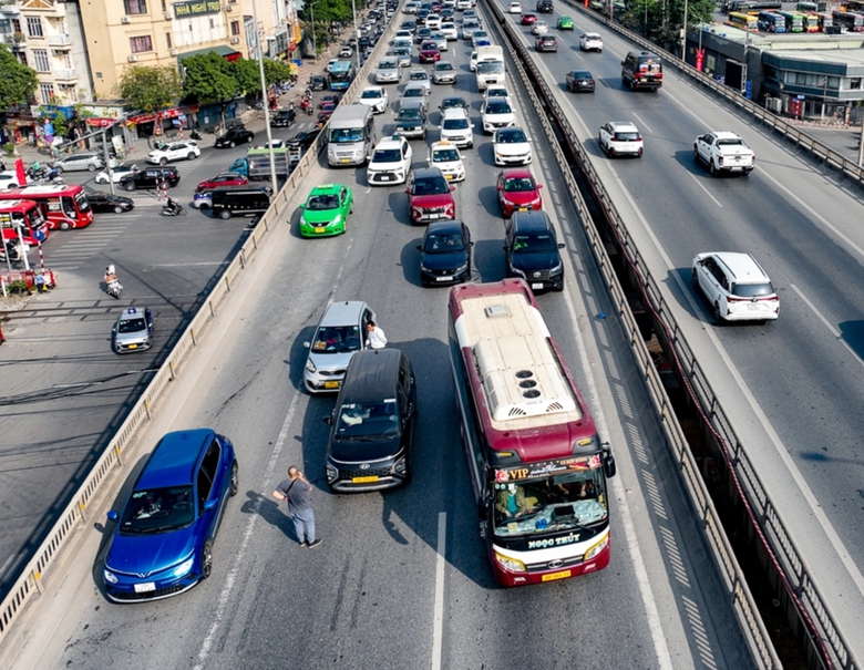 Hai &ocirc; t&ocirc; va chạm, đường V&agrave;nh đai 3 tr&ecirc;n cao &ugrave;n tắc nhiều km- Ảnh 1.