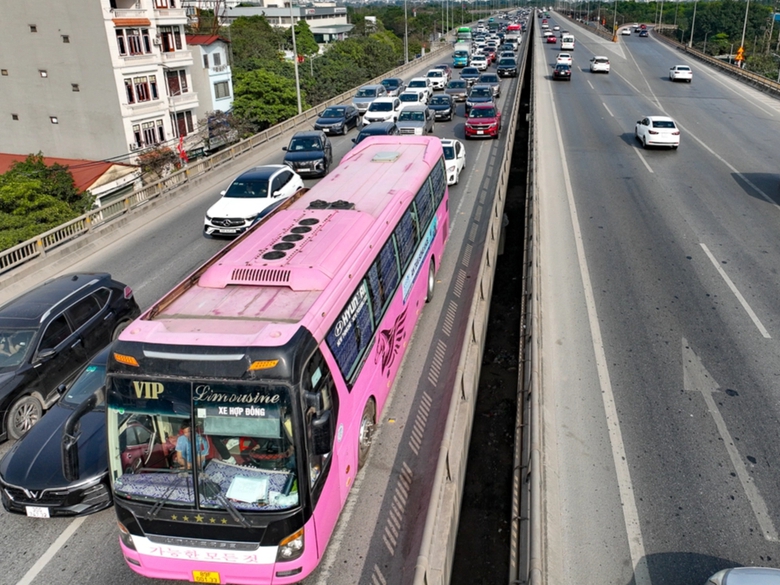 Hai &ocirc; t&ocirc; va chạm, đường V&agrave;nh đai 3 tr&ecirc;n cao &ugrave;n tắc nhiều km- Ảnh 2.