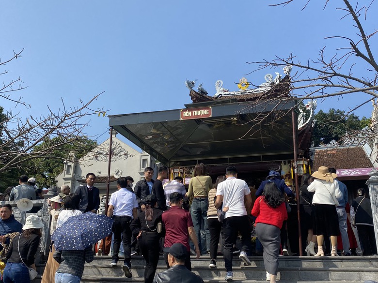 Du khách chen chân lên Yên Tử, xuôi đền Cửa Ông ngày đầu năm- Ảnh 3. Du khách chen chân lên Yên Tử, xuôi đền Cửa Ông ngày đầu năm- Ảnh 3.