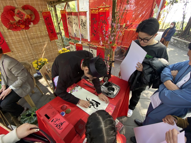 Du khách chen chân lên Yên Tử, xuôi đền Cửa Ông ngày đầu năm- Ảnh 2. Du khách chen chân lên Yên Tử, xuôi đền Cửa Ông ngày đầu năm- Ảnh 2.