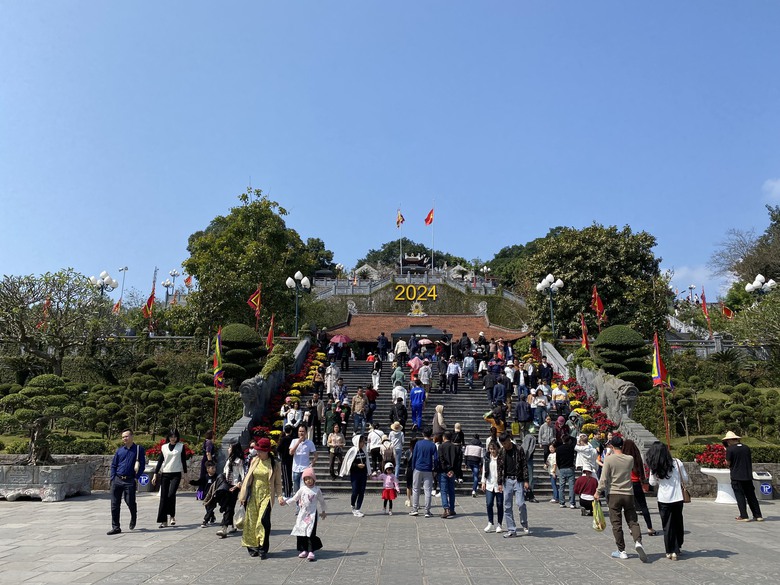 Du khách chen chân lên Yên Tử, xuôi đền Cửa Ông ngày đầu năm- Ảnh 1. Du khách chen chân lên Yên Tử, xuôi đền Cửa Ông ngày đầu năm- Ảnh 1.