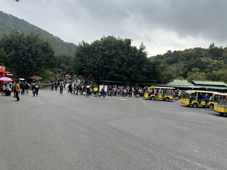 Du khách chen chân lên Yên Tử, xuôi đền Cửa Ông ngày đầu năm- Ảnh 5. Du khách chen chân lên Yên Tử, xuôi đền Cửa Ông ngày đầu năm- Ảnh 5.