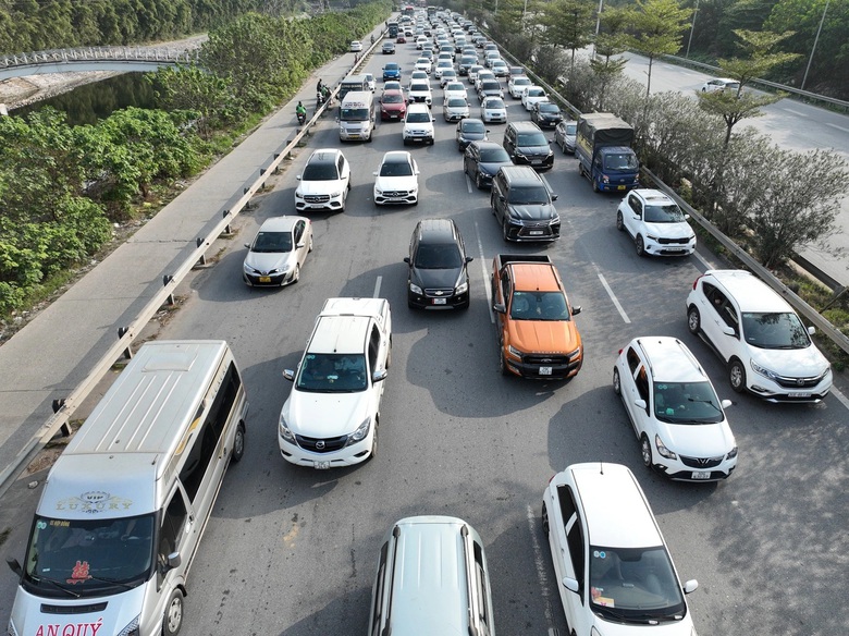 Hai &ocirc; t&ocirc; va chạm, đường V&agrave;nh đai 3 tr&ecirc;n cao &ugrave;n tắc nhiều km- Ảnh 3.