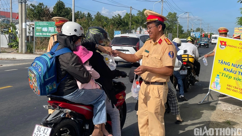 Nhiều người rời qu&ecirc; ngỡ ng&agrave;ng khi CSGT gọi v&agrave;o- Ảnh 1.