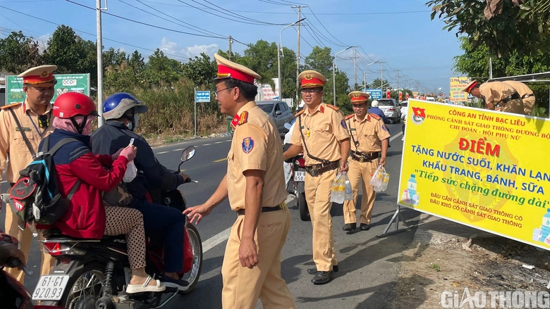 Nhiều người rời qu&ecirc; ngỡ ng&agrave;ng khi CSGT gọi v&agrave;o- Ảnh 2.