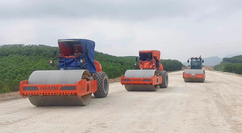 Rộn r&agrave;ng tiếng m&aacute;y ra qu&acirc;n đầu năm tr&ecirc;n đại c&ocirc;ng trường cao tốc Bắc - Nam- Ảnh 1.