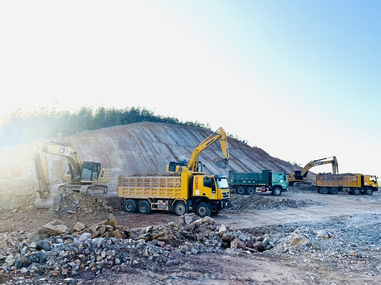 Rộn r&agrave;ng tiếng m&aacute;y ra qu&acirc;n đầu năm tr&ecirc;n đại c&ocirc;ng trường cao tốc Bắc - Nam- Ảnh 2.