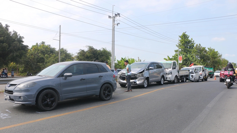 5 ô tô tông liên hoàn trên tuyến Quản Lộ - Phụng Hiệp- Ảnh 1. 5 ô tô tông liên hoàn trên tuyến Quản Lộ - Phụng Hiệp- Ảnh 1.