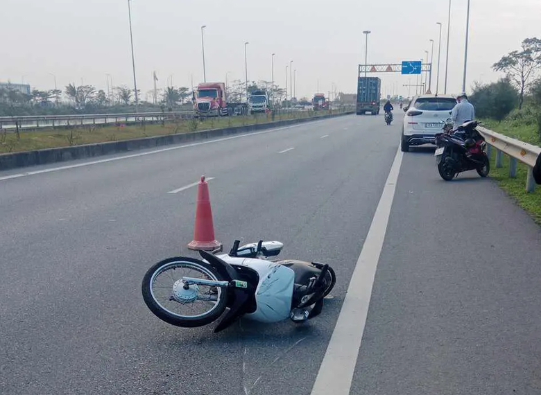 Đ&aacute;nh v&otilde;ng xe m&aacute;y tr&ecirc;n đường, nam t&agrave;i xế tự ng&atilde; rồi tử vong, người ngồi sau bị thương- Ảnh 1.