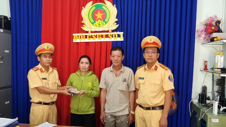 Đ&ocirc;i vợ chồng ngh&egrave;o vui mừng nhận lại chiếc v&iacute; đ&aacute;nh rơi từ CSGT- Ảnh 1.