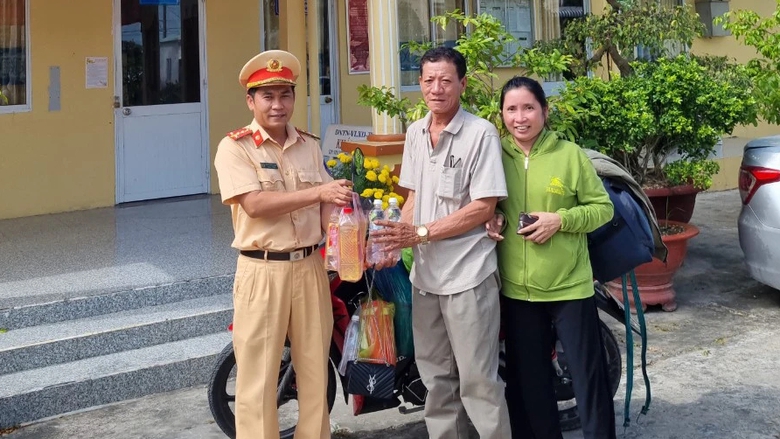Đ&ocirc;i vợ chồng ngh&egrave;o vui mừng nhận lại chiếc v&iacute; đ&aacute;nh rơi từ CSGT- Ảnh 2.