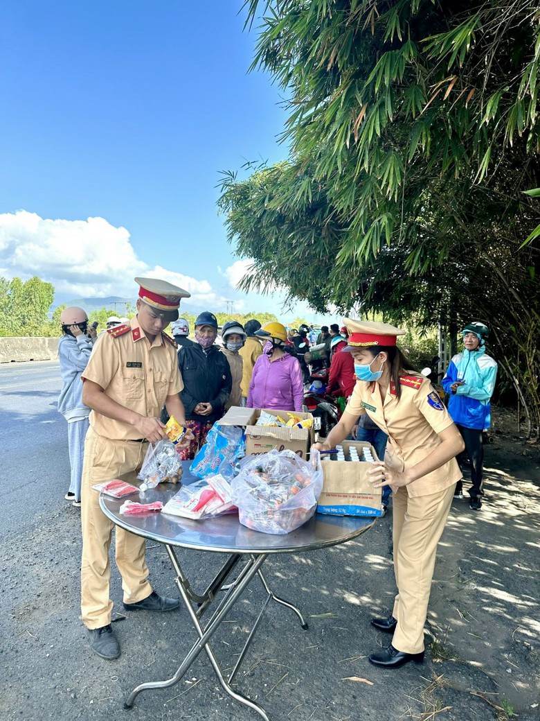 Cảnh s&aacute;t giao th&ocirc;ng Kh&aacute;nh H&ograve;a tiếp sức cho người d&acirc;n đi xe m&aacute;y v&agrave;o Nam sau Tết- Ảnh 4.