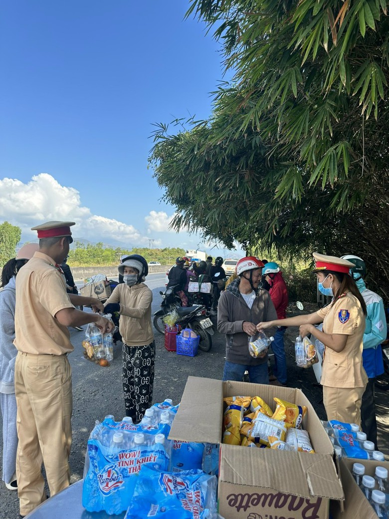 Cảnh s&aacute;t giao th&ocirc;ng Kh&aacute;nh H&ograve;a tiếp sức cho người d&acirc;n đi xe m&aacute;y v&agrave;o Nam sau Tết- Ảnh 2.