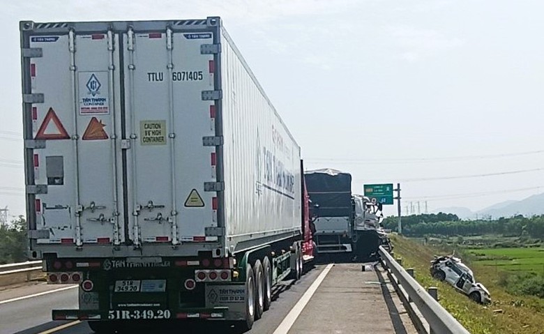 Ba &ocirc; t&ocirc; t&ocirc;ng nhau tr&ecirc;n cao tốc Cam Lộ - La Sơn, xe con văng xuống vệ đường, một người chết- Ảnh 1.