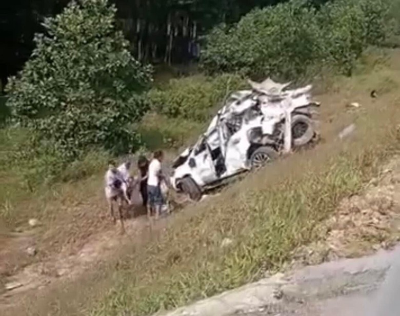 Ba &ocirc; t&ocirc; t&ocirc;ng nhau tr&ecirc;n cao tốc Cam Lộ - La Sơn, xe con văng xuống vệ đường, một người chết- Ảnh 3.