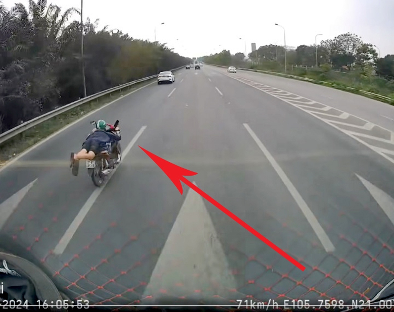  CSGT v&agrave;o cuộc vụ t&agrave;i xế nằm rạp l&ecirc;n y&ecirc;n xe m&aacute;y 