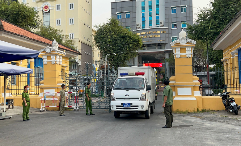 H&igrave;nh ảnh bị c&aacute;o Ngọc Trinh được dẫn giải đến to&agrave;- Ảnh 2.