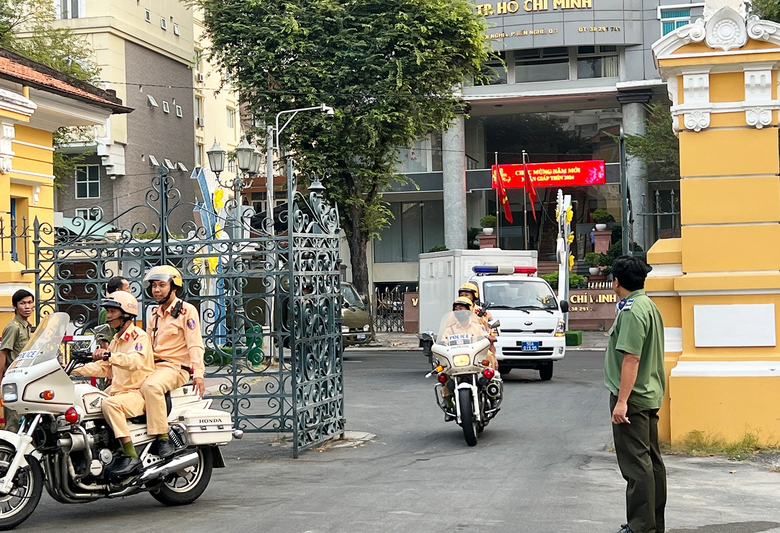 H&igrave;nh ảnh bị c&aacute;o Ngọc Trinh được dẫn giải đến to&agrave;- Ảnh 1.