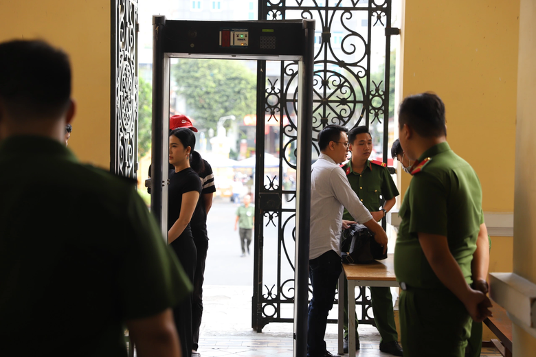 H&igrave;nh ảnh bị c&aacute;o Ngọc Trinh được dẫn giải đến to&agrave;- Ảnh 4.