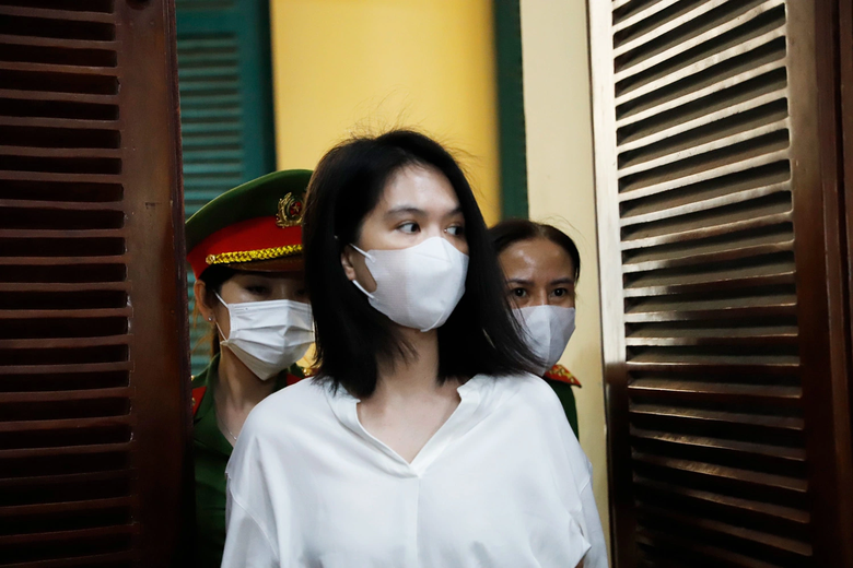 H&igrave;nh ảnh bị c&aacute;o Ngọc Trinh được dẫn giải đến to&agrave;- Ảnh 6.