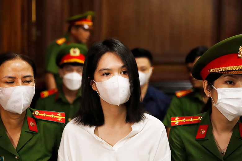 H&igrave;nh ảnh bị c&aacute;o Ngọc Trinh được dẫn giải đến to&agrave;- Ảnh 7.