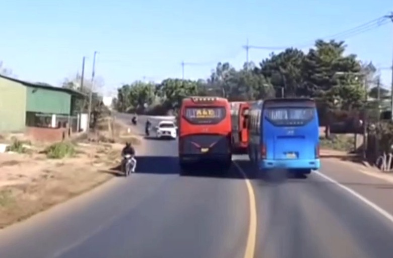 Tài xế xe khách vượt ẩu trên đường Hồ Chí Minh bị tước GPLX 2 tháng- Ảnh 1. Tài xế xe khách vượt ẩu trên đường Hồ Chí Minh bị tước GPLX 2 tháng- Ảnh 1.