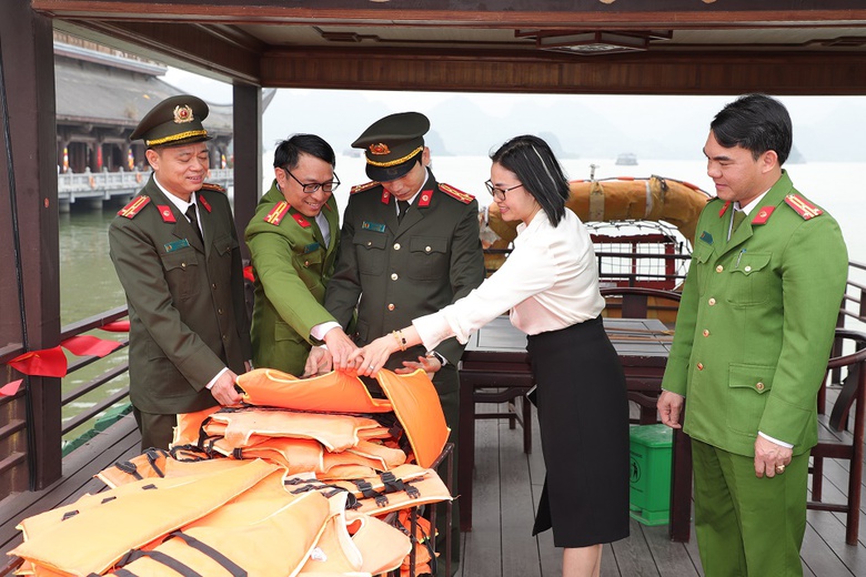 Hội ch&ugrave;a Tam Ch&uacute;c, đi thế n&agrave;o khi gặp &ugrave;n tắc?- Ảnh 2.