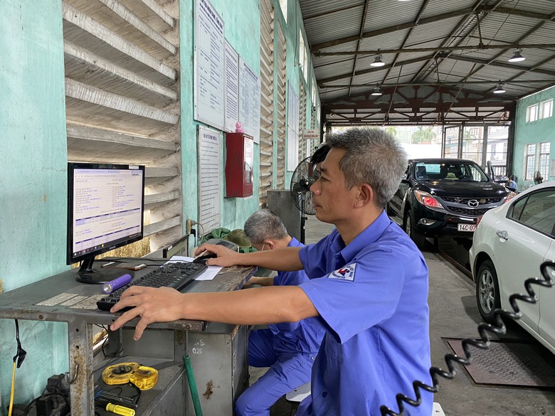Quảng Ninh: C&aacute;c trung t&acirc;m đăng kiểm vắng vẻ, nh&acirc;n vi&ecirc;n ngồi chờ xe đến kiểm định- Ảnh 3.