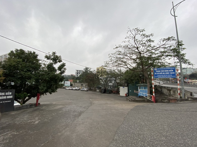 Quảng Ninh: C&aacute;c trung t&acirc;m đăng kiểm vắng vẻ, nh&acirc;n vi&ecirc;n ngồi chờ xe đến kiểm định- Ảnh 1.