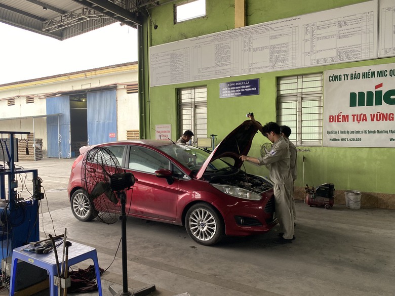 Quảng Ninh: C&aacute;c trung t&acirc;m đăng kiểm vắng vẻ, nh&acirc;n vi&ecirc;n ngồi chờ xe đến kiểm định- Ảnh 2.