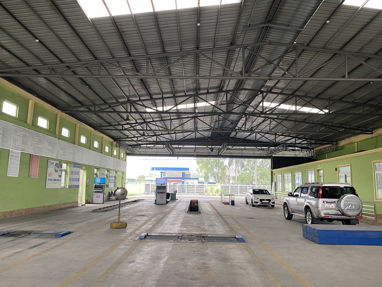 Quảng Ninh: C&aacute;c trung t&acirc;m đăng kiểm vắng vẻ, nh&acirc;n vi&ecirc;n ngồi chờ xe đến kiểm định- Ảnh 4.