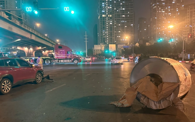 Kinh ho&agrave;ng c&aacute;c cuộn th&eacute;p rơi, mức phạt c&oacute; qu&aacute; nhẹ?