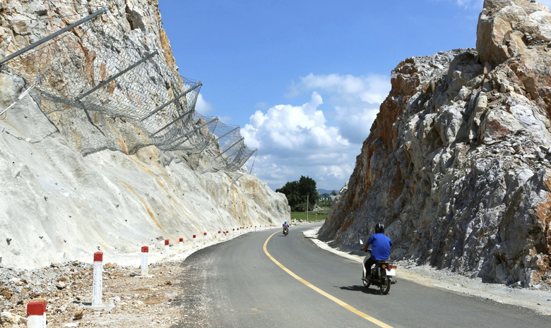 Khắc phục xong điểm nguy hiểm tại v&aacute;ch n&uacute;i Giếng gần cao tốc Bắc - Nam- Ảnh 3.