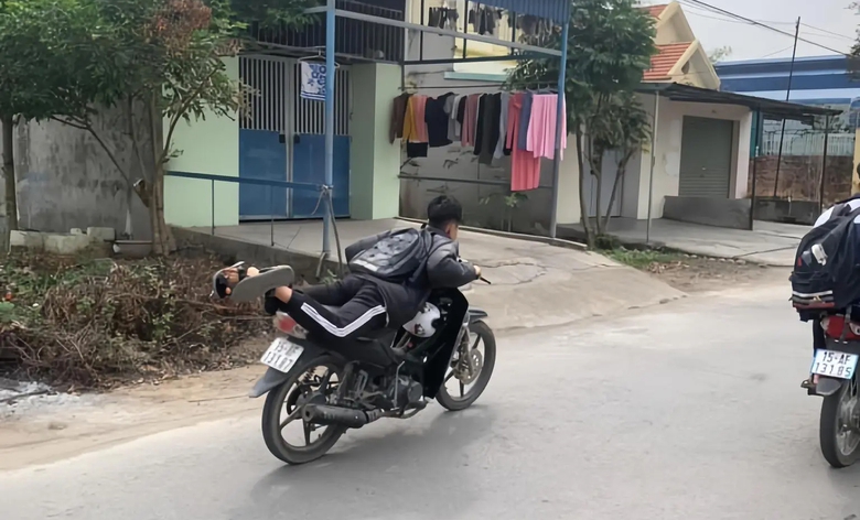 Nam sinh lớp 11 nằm tr&ecirc;n y&ecirc;n điều khiển xe bị xử l&yacute; h&agrave;ng loạt vi phạm- Ảnh 1.